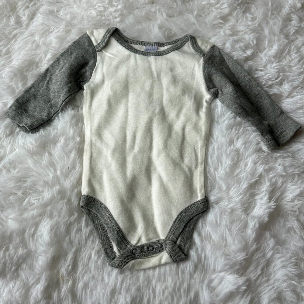 MODERN baby MOMENTS BABY BOYS SOLID WHITE AND GRAY 3-6 MONTHS NWT